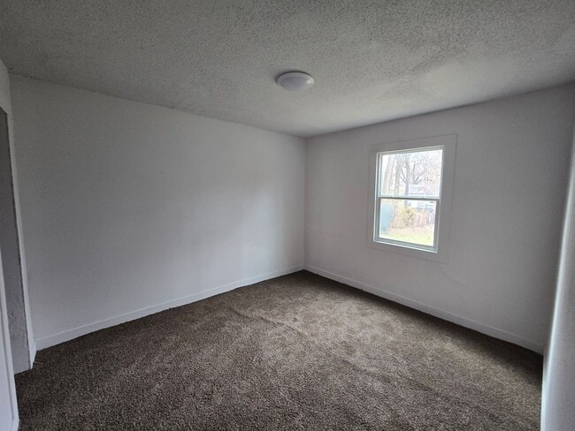 Building Photo - 2 bed 1 bath house