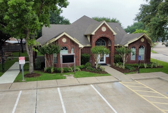 Building Photo - 2126 Collingsfield Dr