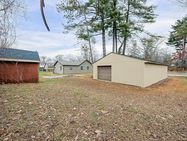 Building Photo - Charming 3-Bed, 2.5-Bath Home in Pinckney!
