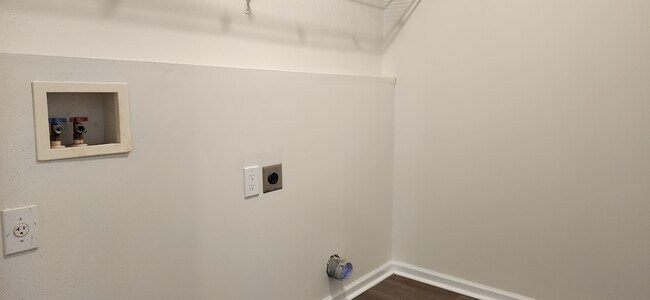 Building Photo - 431 Wheatfield Dr