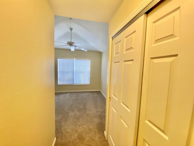 Building Photo - 909 Hampton Cir