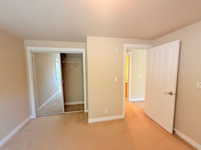 Building Photo - 2200 Thorndyke Ave W