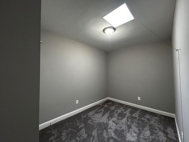 Building Photo - 3 Bedrooms Plus den