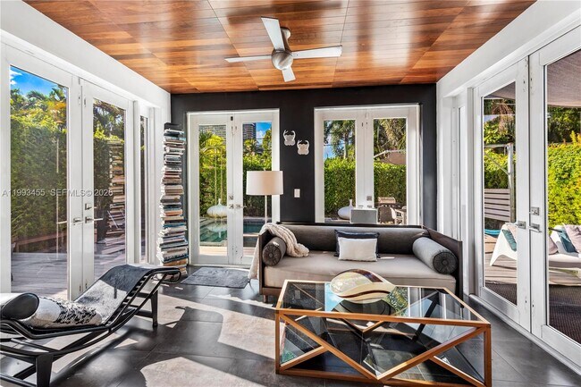 Building Photo - 738 NE 72nd Terrace