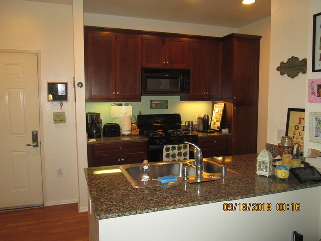 Kitchen with granite counter top - 1238 Scholarship