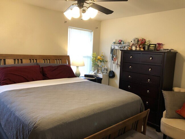 Building Photo - Charming 2br 1.5ba Two Level Condo in Dist...