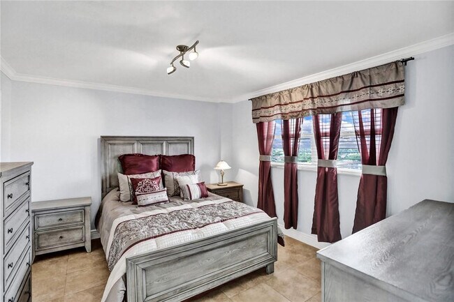 Building Photo - 1160 Hillsboro Mile