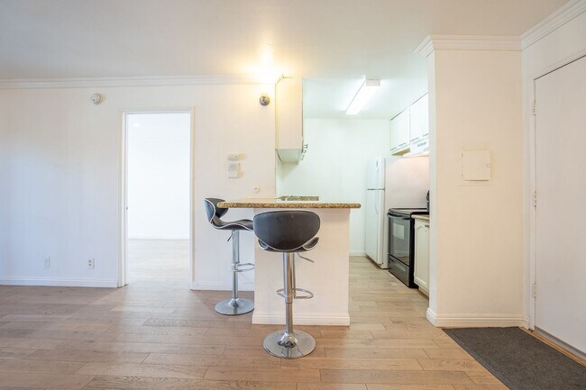Building Photo - 1 Bedroom / 1 Bathroom Rear Condo Unit