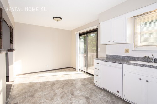 Building Photo - Roomy duplex w/ Finished Lower Level + Fen...
