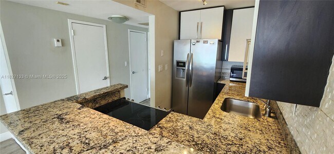 Building Photo - 2899 Collins Ave