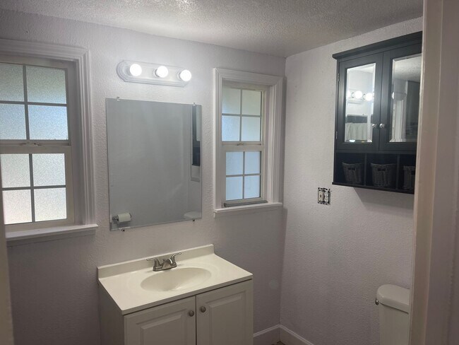 Building Photo - Cozy 2 bedroom bungalow home near UOP