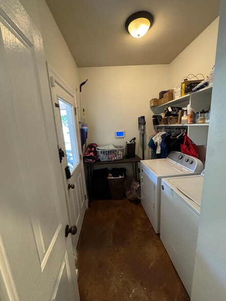 Building Photo - 41072 Kinkade Dr