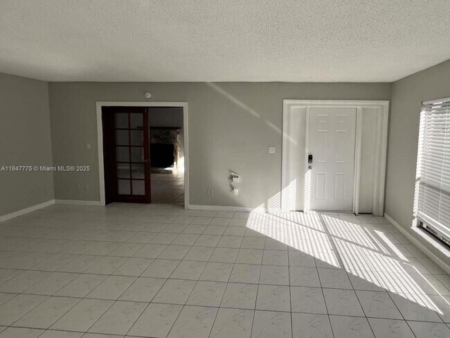 Building Photo - 621 NE Helicon Ln