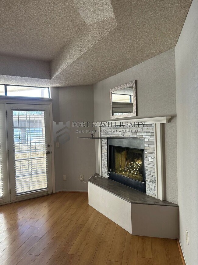Building Photo - Spacious Remodeled 2 Bed/2Bath Condo!
