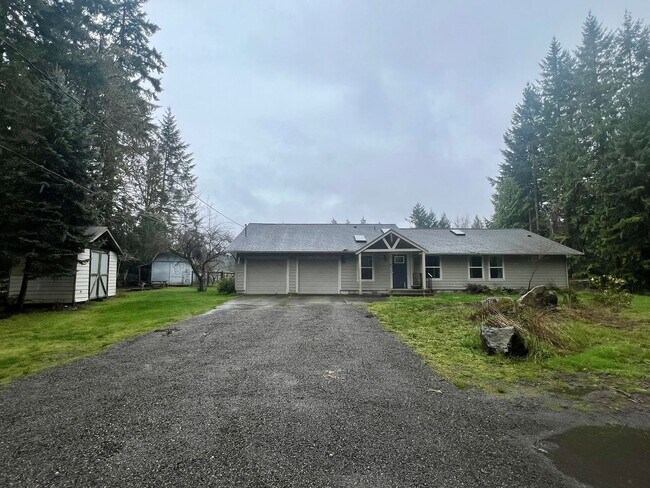 Building Photo - Private Westside 3 BD+Den