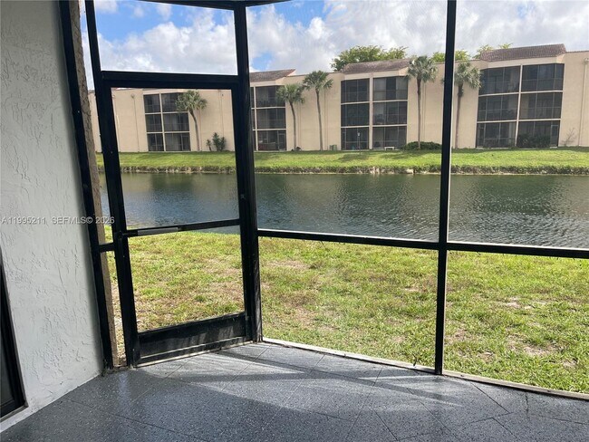 Building Photo - 3199 Foxcroft Rd