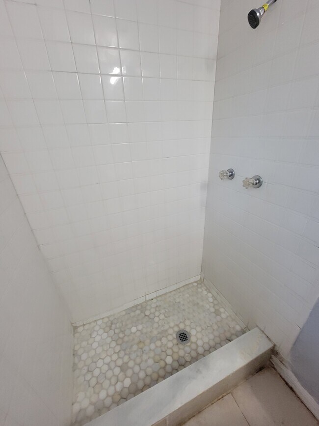 Building Photo - 4846 Royal Palm Ave