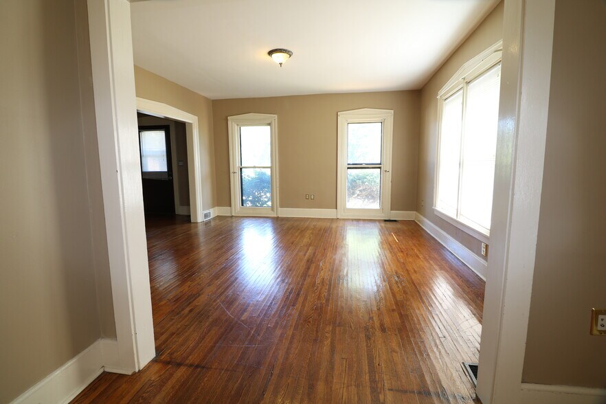 Building Photo - 1319 E 12th St