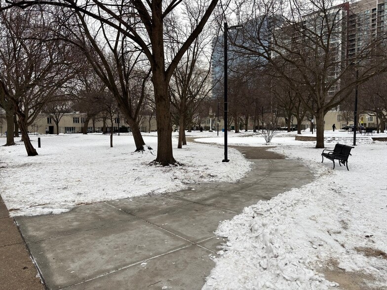 Building Photo - 901 S Plymouth Ct