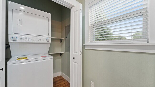 Building Photo - "Charming 2-Bed Oasis in Fayetteville with...