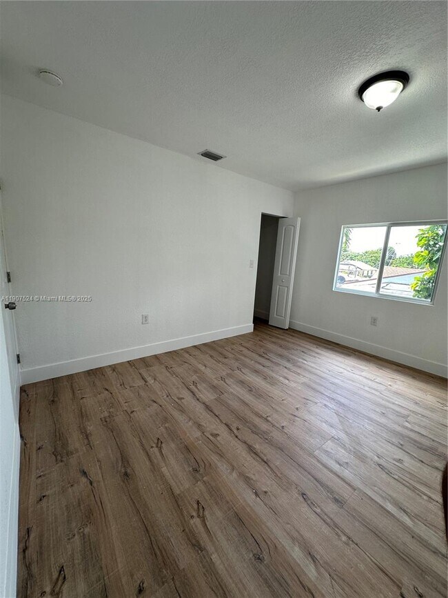 Building Photo - 3123 NW 22nd Ct