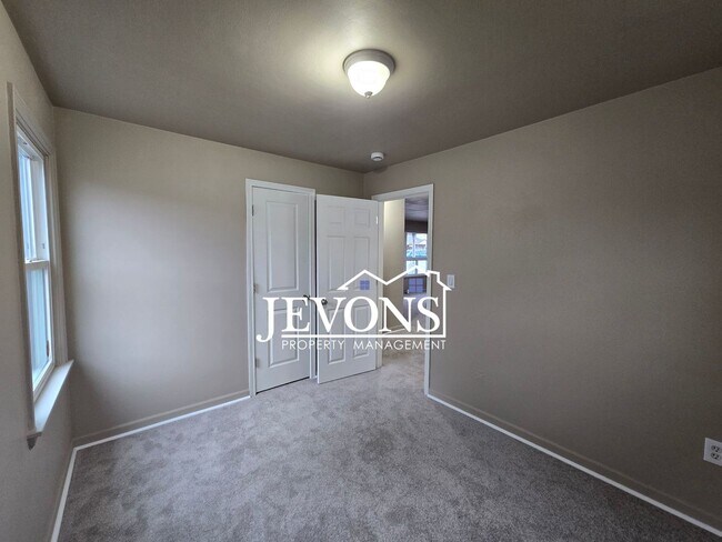 Building Photo - Charming home with a fully equipped kitche...