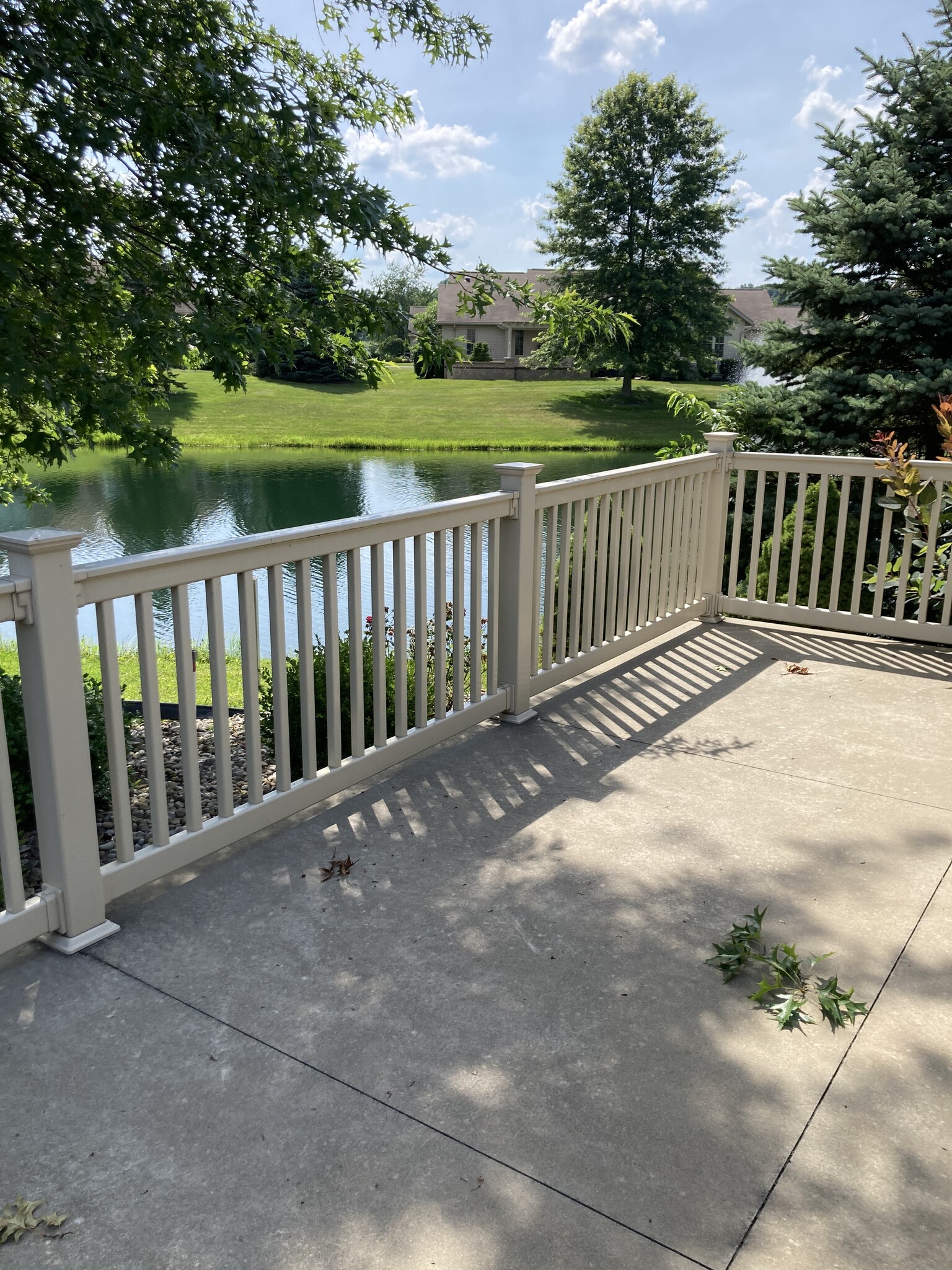 shaded patio, large windows - 901 Pine Ridge Pkwy NW