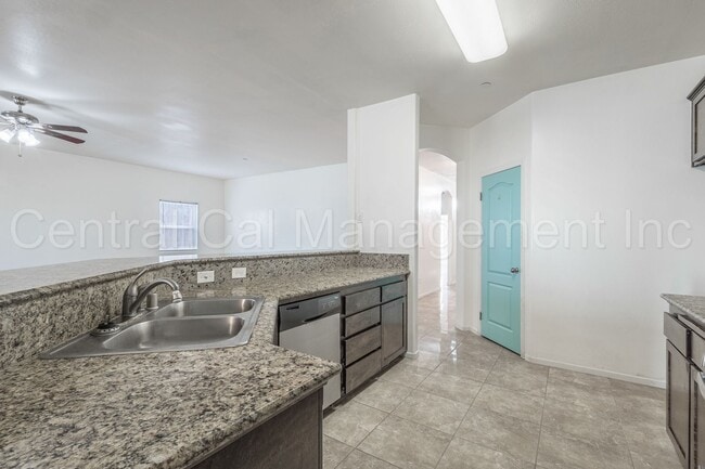 Building Photo - 4 Bedroom, 2 Bath Home - $2450 per month!