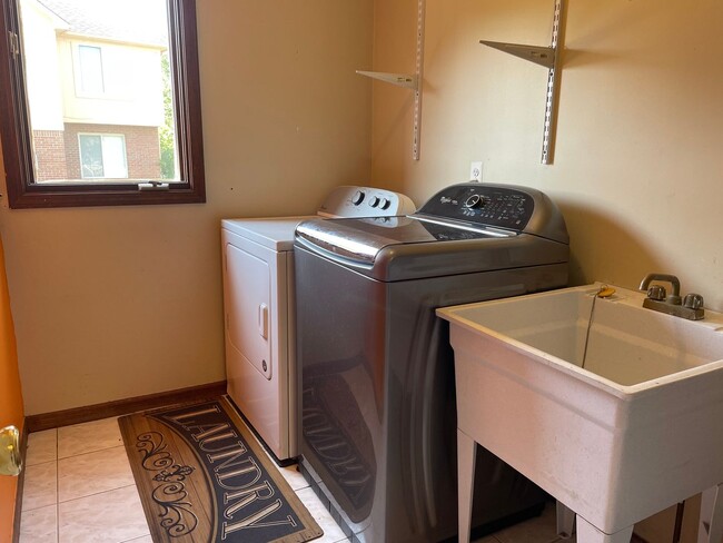 Building Photo - Clinton Twp Home-4-Bedroom, 2.5 Baths, Lau...