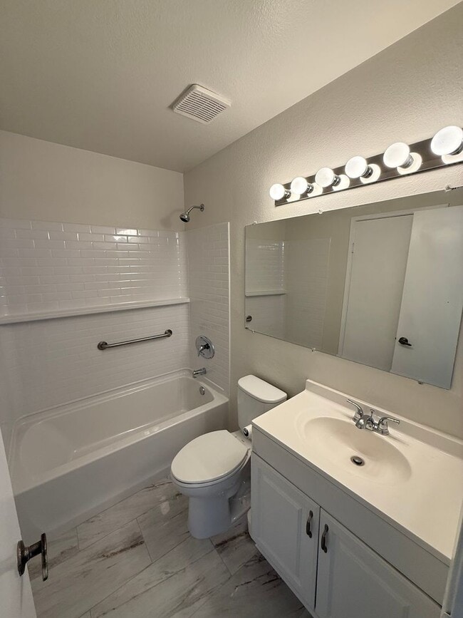Building Photo - Remodeled 2-Bedroom Townhome in Tierrasant...