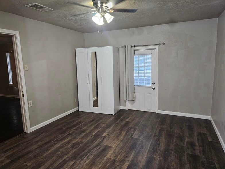 Building Photo - 3021 Sunbeam St