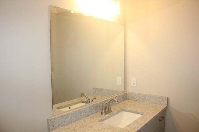 Building Photo - 539 NE Bellingham Dr
