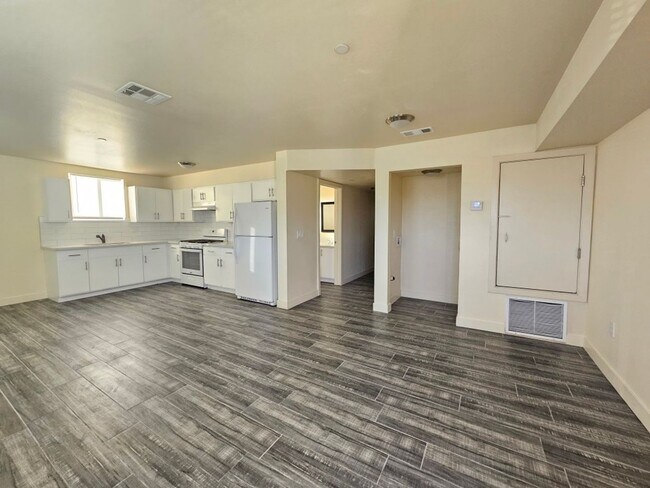 Building Photo - All Bed& Bath at 1st ,2 car Assigned Parking Space at back with access alley,tile &laminate floor...