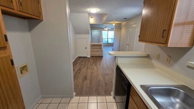 Building Photo - 906 Meadow Cir N