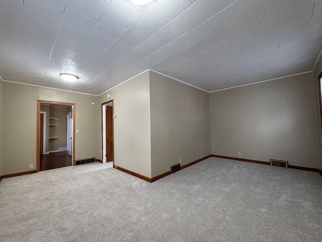 Building Photo - Phenomenal 2 Bedroom House in St. Paul Nei...