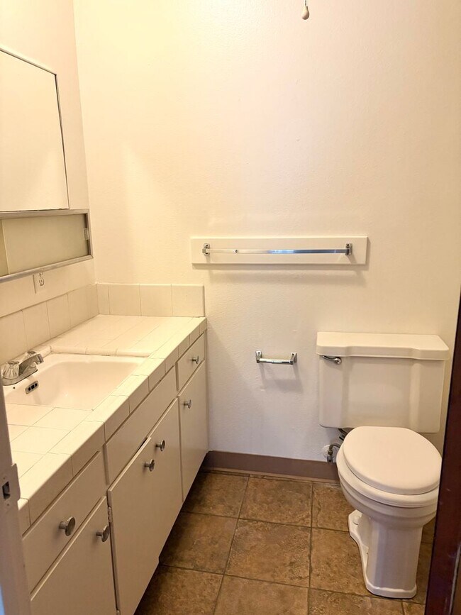 Building Photo - Charming 1 Bed / 1 Bath Downstairs Unit wi...