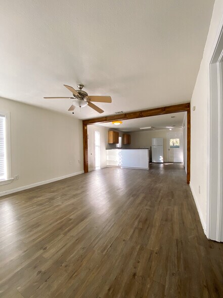 Building Photo - 109 E 3rd St