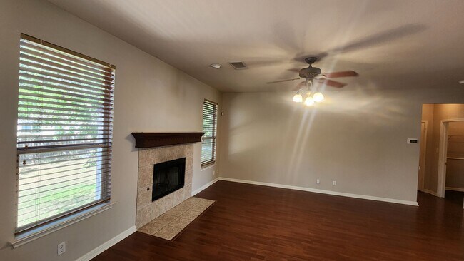 Building Photo - Located In the heart of Stone Oak