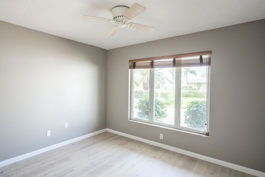 Building Photo - 6 Country Club Rd