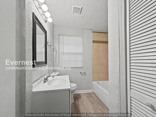 Building Photo - 3 Bed, 2 Bath Home with Modern Amenities / Pet-Friendly / Available Now!