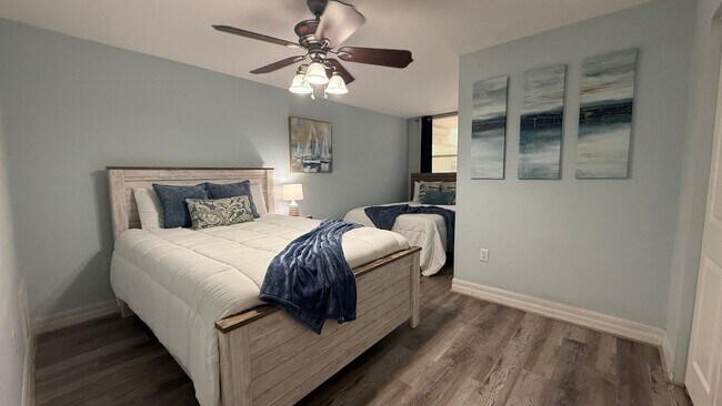 Building Photo - Charming 2/2 Seasonal Rental in Sarasota – Minutes from the Beach! Private Courtyard Included!!