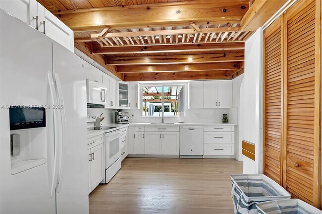 Building Photo - 301 SW 30th Ct