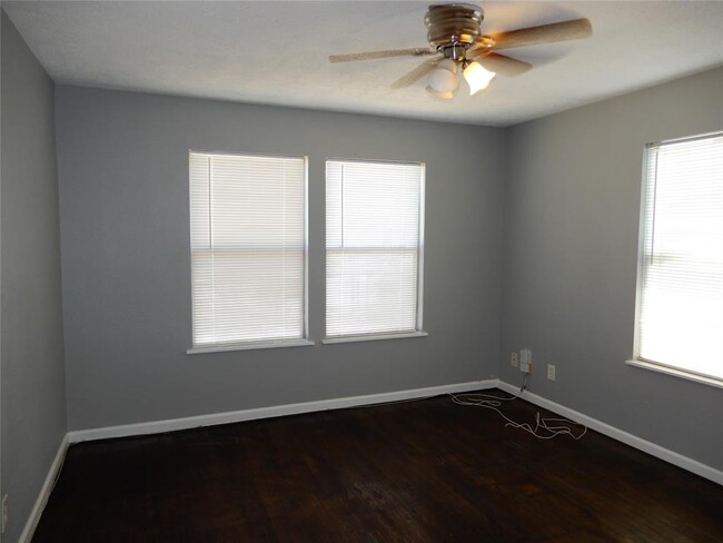 Building Photo - 7102 Longview St