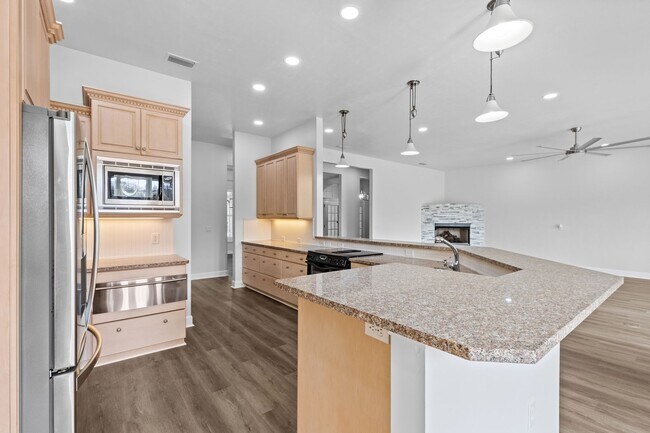 Building Photo - Executive Lakefront in Gainesville - Available NOW