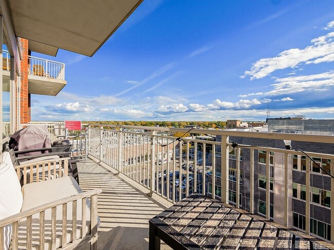 Building Photo - AVAILABLE NOW! Modern and Upscale 2-Bed Condo in Downtown Royal Oak