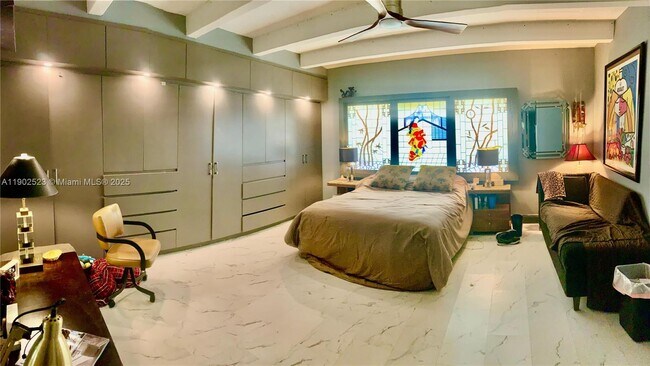 Building Photo - 877 NE 195th St