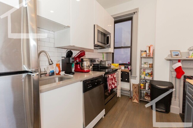 Building Photo - Minutes to Berklee, NEU & BU