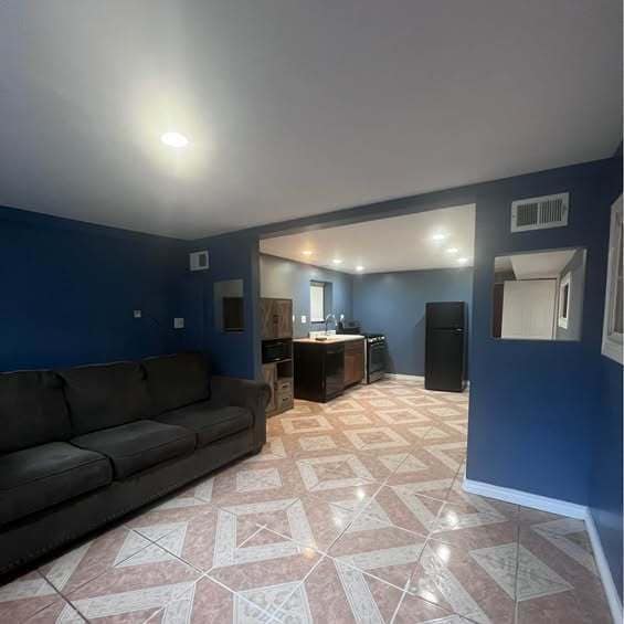 Building Photo - 4202 N Sacramento Ave