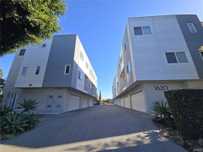 Building Photo - 1620 W 237th St