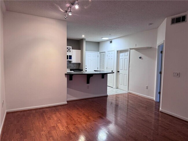 Building Photo - 955 Juniper St NE